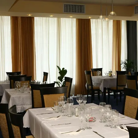 Queen Hotel 2*